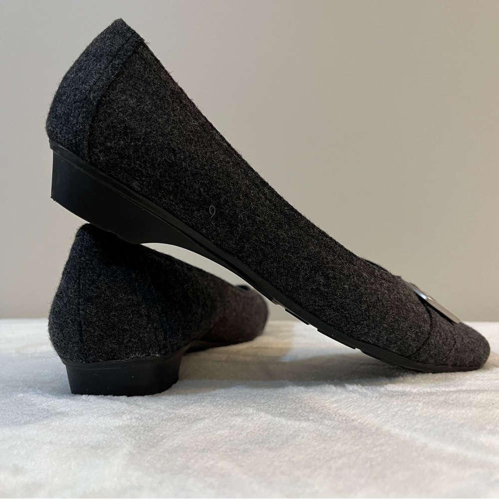 Ballet Flat Liz Claiborne Lilly Shoe Sz 7M Gray Felt
Excellent used Condition - Picture 4 of 5